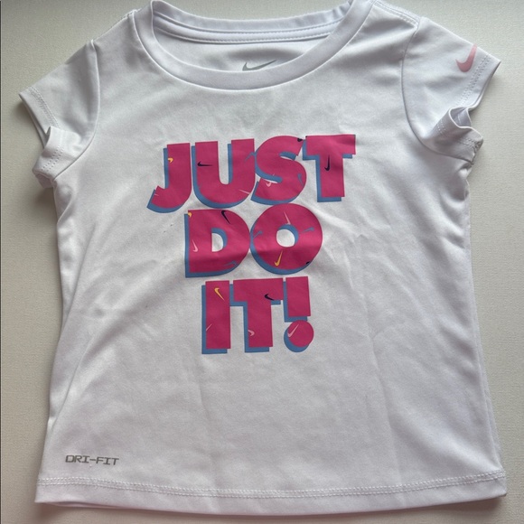 Nike girls 3T short sleeve shirt and shorts set - Picture 5 of 8